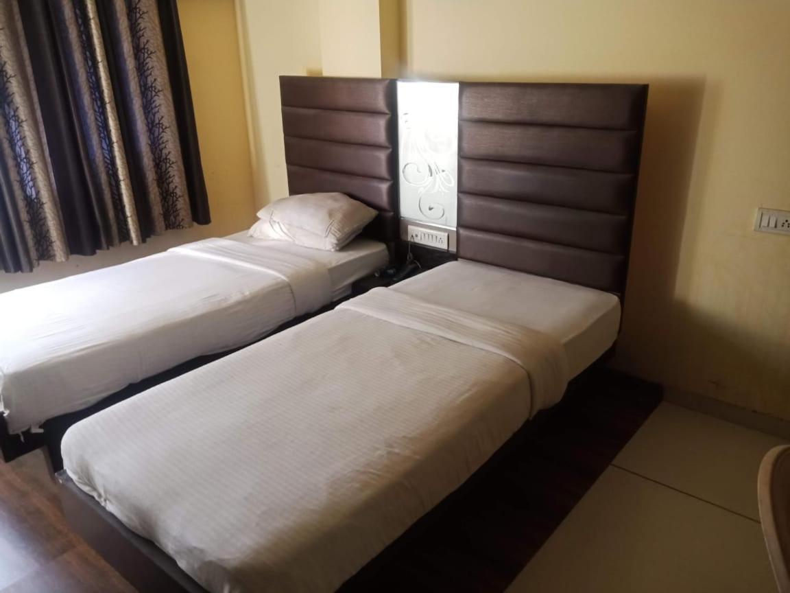 Hotel Kadamb Inn Ahmadábád Kültér fotó